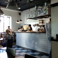 На фото примерно половина внутреннего пространства заведения