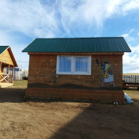 Оформление домика у «Тимура» навевает стойкие ассоциации с творчеством Густава Климта