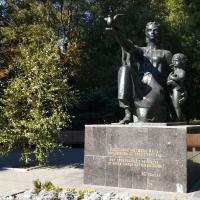 Мать, дитя и голуби Мать, дитя и голуби