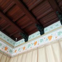 Внутри Ласточкиного гнезда потолок подпирают готические статуи