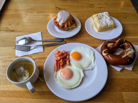 Скромный завтрак в кафе «Столовка» за 214 рублей