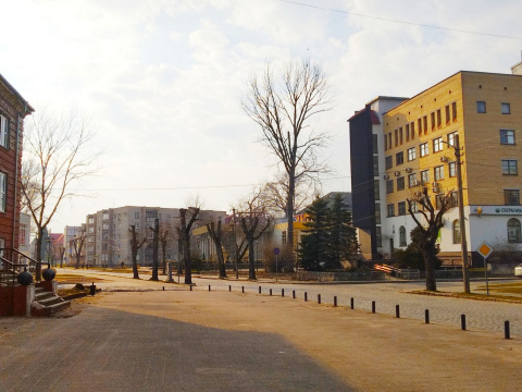 Слева местный филиал ВГИК, прямо — советский загс (ул. Искры)