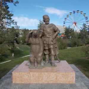 Скульптурная композиция "Казак и медведь" в парке "Одора"