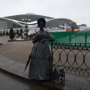 «Дама с собачкой» неподалёку от Комаровского рынка