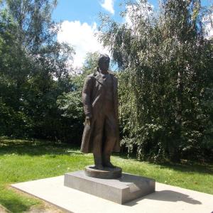 Памятник какому-то мужчине работы А.А. Бичукова