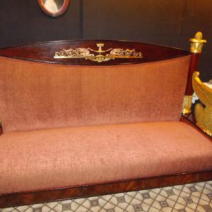 Шикарный диван из квартиры Есенина и Дункан