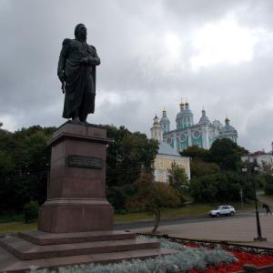 Памятник Кутузову на фоне Успенского собора