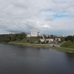 Вид на Успенский храм и Западную Двину с Кировского моста