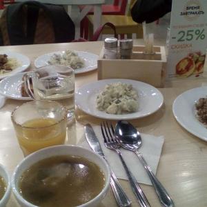 Обедаем в BAZAR'е: супчик, салат столичный, спагетти, куриная печёнка с гречкой