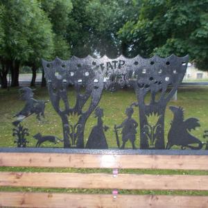 Скамейки у Дворца искусств на площади Пушкина