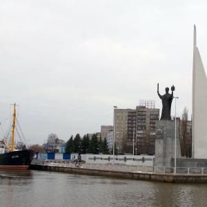 Николай Чудотворец, памятник морякам и рыболовный траулер СРТ-129, который можно посетить