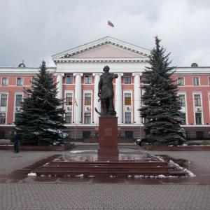 Памятник Петру I перед штабом Балтийского флота (это копия, оригинал в Москве на Измайловском острове)