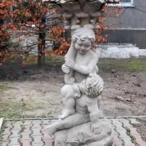 Скульптура со зловещими детишками