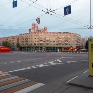 "Вот, новый поворот..." (Но нам-то сейчас нужно по зебре к театру)