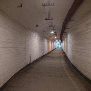 Длинные пустые коридоры лишь усиливают атмосферу