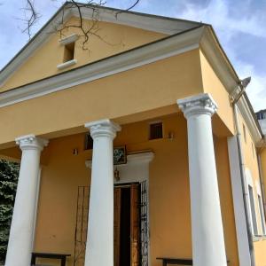 Церковь Двенадцати апостолов более походит на советский дом культуры