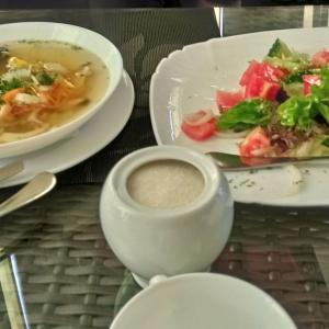 Суп из морепродуктов и овощной салат