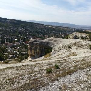 По тропинке можно пройти мимо всех сфинксов