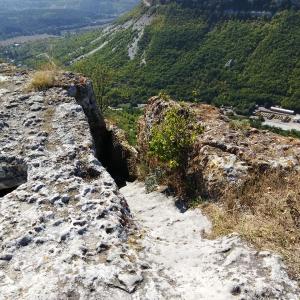 Лестница, ведущая в один из самых крайних домов пещерного города