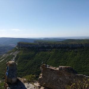 Подойти к камню на краю обрыва - хороший тест на смелость для неподготовленного туриста, потом на полусогнутых обратно