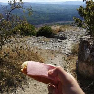 Бутерброд с лавашом на вершине горы не хуже деликатесов дома