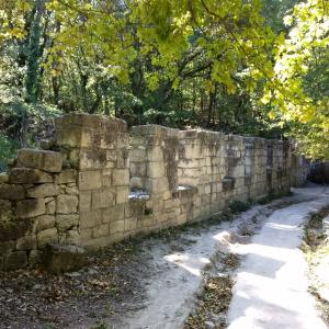 Дорога от Чуфут-Кале к Тепе-Кермен начинается с колеи и фрагментов стены