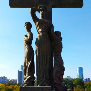 Памятник царской семье (дамы по эту сторону креста, а мужчины по ту, снизу)