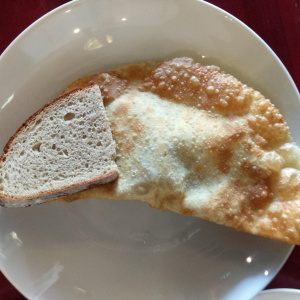 Меряем чебурек в кусках хлеба... Меряем чебурек в кусках хлеба...