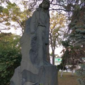 Памятник Володе Дубинину на улице Советской