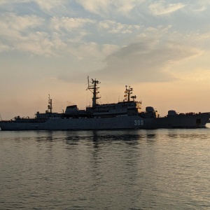 Корабль, устремляющийся из Балтийска в открытое море