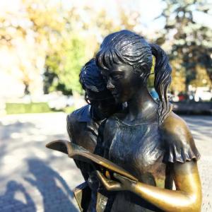 Вдоль маленьких домиков белых акация душно цветёт.