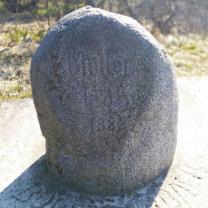 Рядом памятный камень в честь Петера Эразма Мюллера, датского лесовода и почвоведа