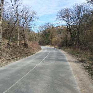 Дорога на Терновку из Ходжа-Сала (рядом за деревьями будет тропинка)
