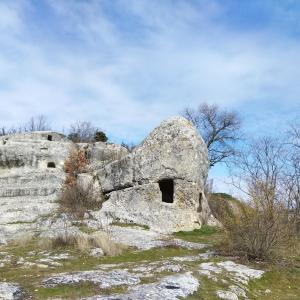 Пещерное сооружение в форме католической митры