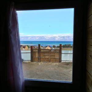 Из единственного окна вид на Байкал