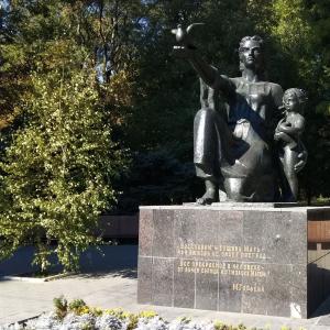 Мать, дитя и голуби Мать, дитя и голуби