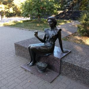Босоногая цветочница в парке Горького