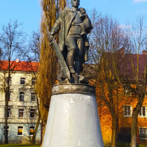 Памятник воину-освободителю отечественного производства (на пересечении улиц Победы и Гончарова)